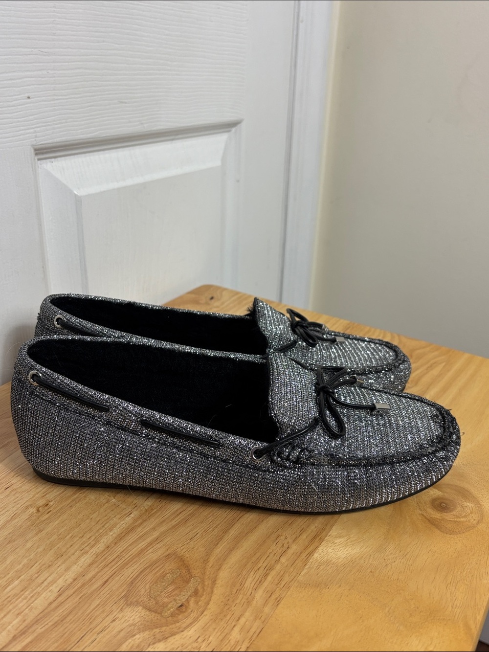 Micheal Kors Sutton Silver Metallic faux fur lined moccasin size 10 Shimmery